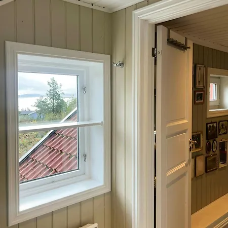 Med Havutsikt I En Rolig Blindvei Feriehus *